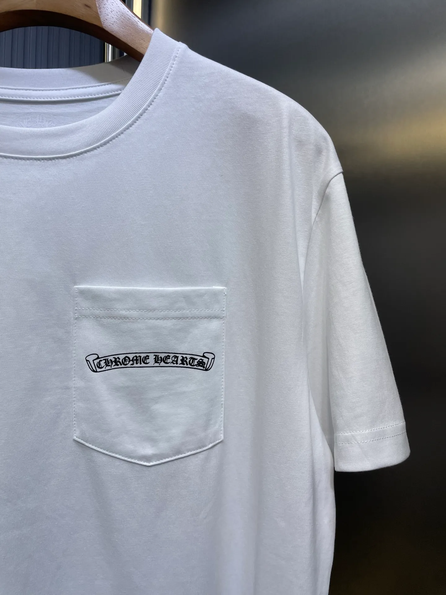 🅿️280 Heart CH 🌟【Top original item】Shadow cross short-sleeved T-shirt on the back. Made of customized 205G 26s 100% distilled cotton fabric, the upper body feels comfortable on the skin. Custom woven and dyed, the color is 100% consistent. The logo is made using imported screen glue printing technology, with a full three-dimensional feel and perfect details. The entire set of accessories is independently developed, and every small detail is perfectly presented. Size: s m l